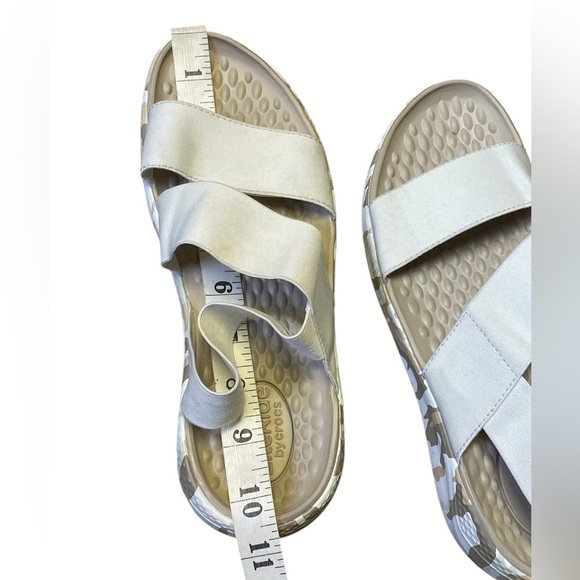 Crocs Sandals Light Ride Printed Camo Stretch Straps Womens 9 White Tan 207285 - Picture 9 of 12